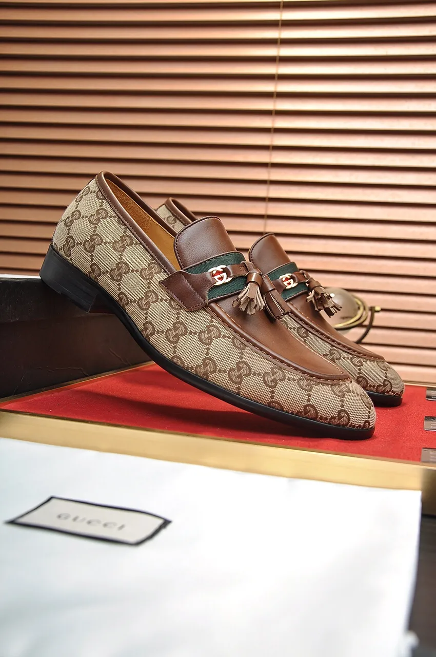 Men's shoes💰500💶Italy's top luxury men's shoe giant (GUCCI) (Gucci) (full cowhide lining) new arrival🍃Original European style🔰 Pleasant to the eye😍In order to make the shoes more durable and non-deformable🌀The production continues to follow traditional methods but there is still no lack of innovation💪Choose original sheepskin for the leather♻️ Smooth and natural And extra bright ⭐Made of imported cowhide, the first choice of rich people 38-45 (45 customized)